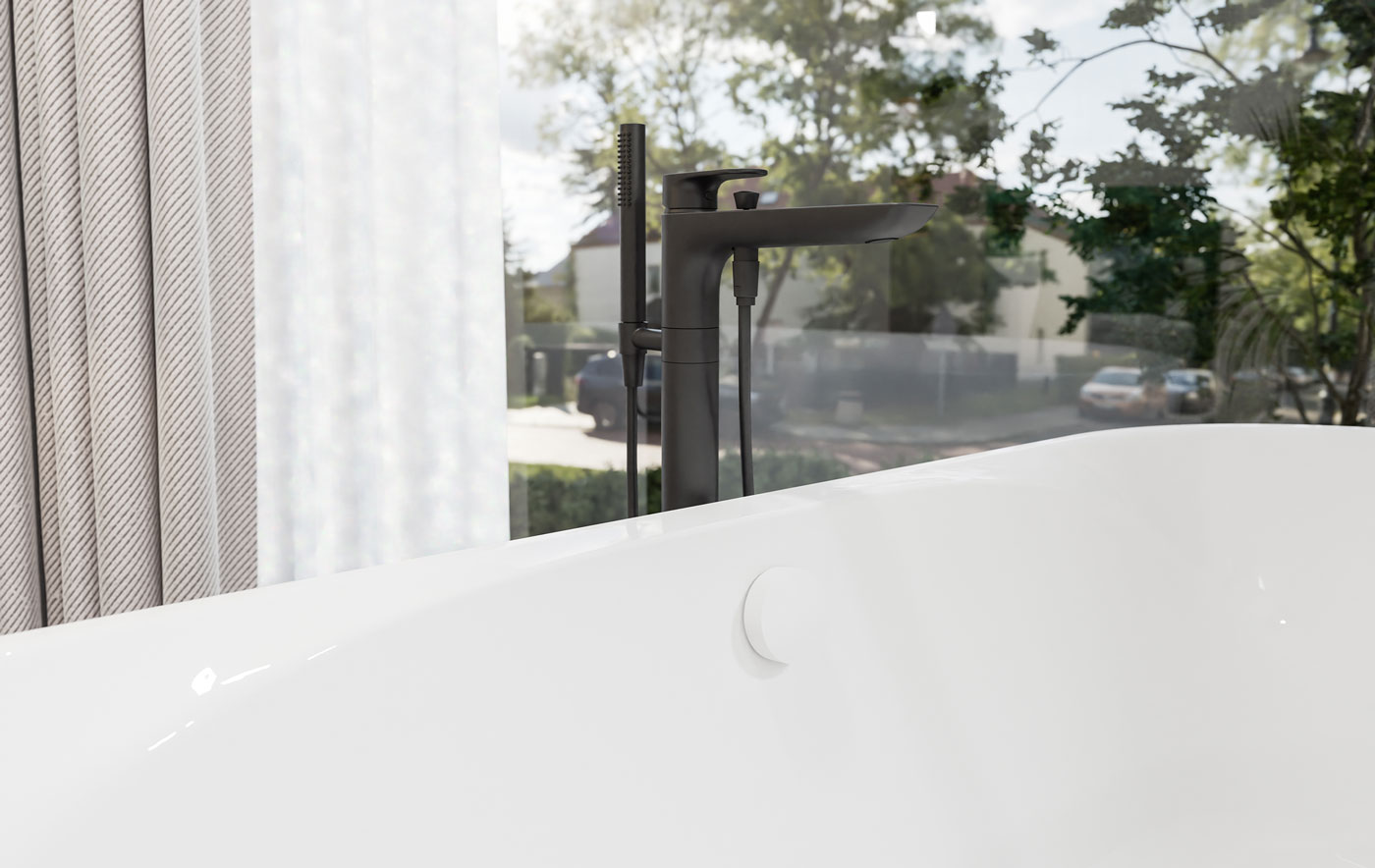Nahaufnahme einer weißen Badewanne mit schwarzer Standarmatur vor Fenster.