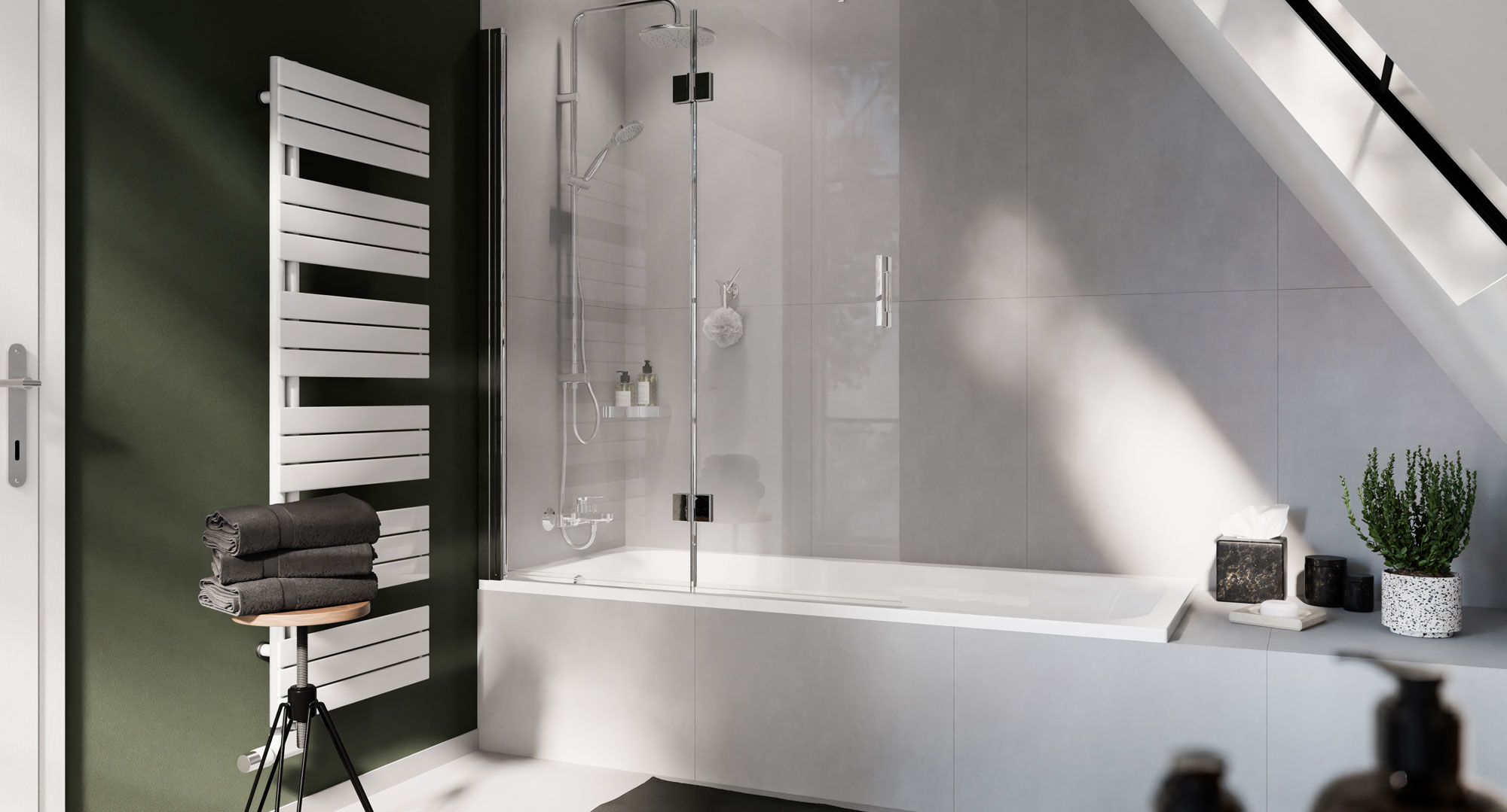 Helles Bad unter der Dachschräge mit Badewanne, Glasduschwand und weißem Designheizkörper.