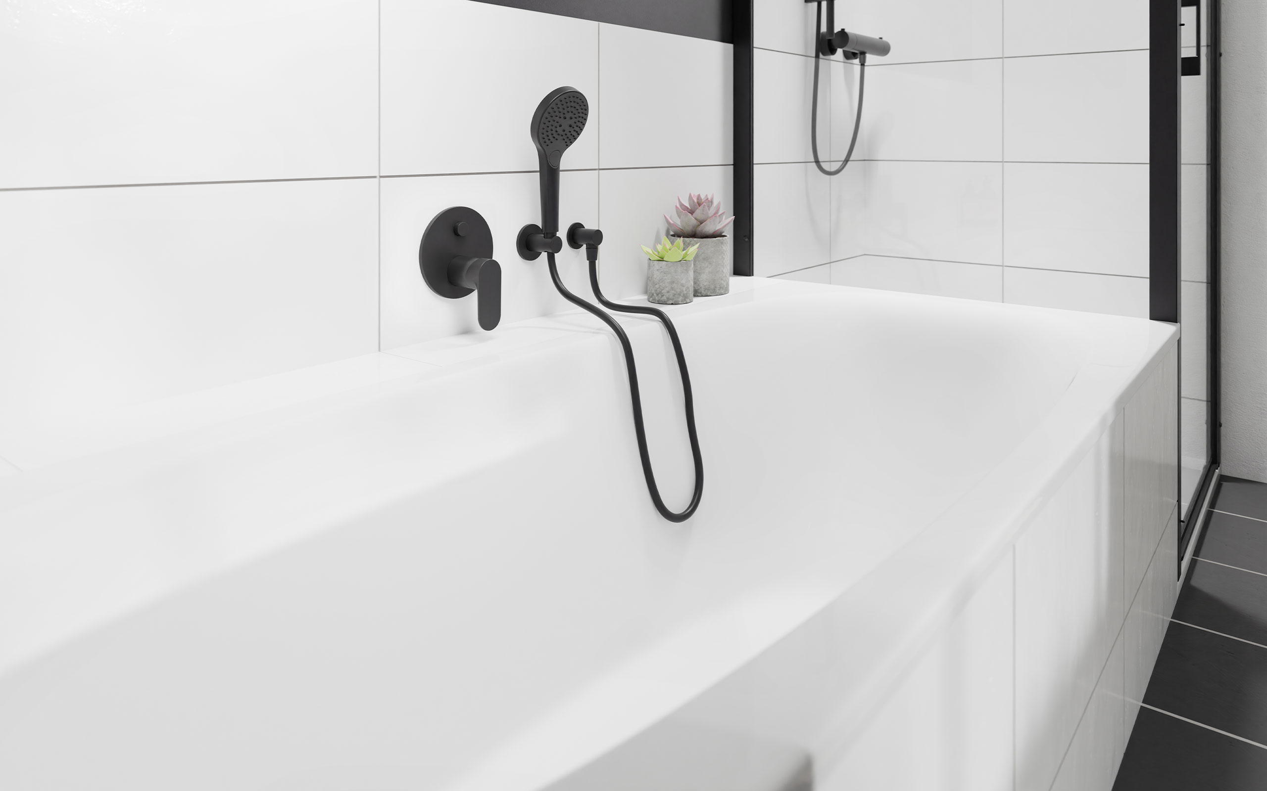 Weiße Badewanne mit schwarzer Armatur und Handbrause vor weißen Fliesen.