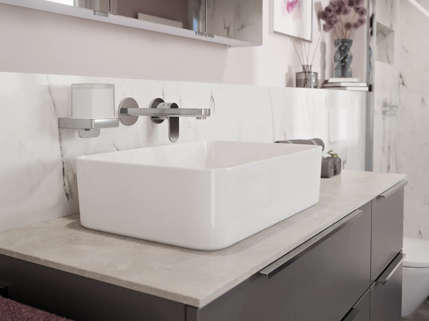 Modernes Bad mit ovalem Aufsatzwaschbecken, Holzunterschrank und Marmorfliesen.