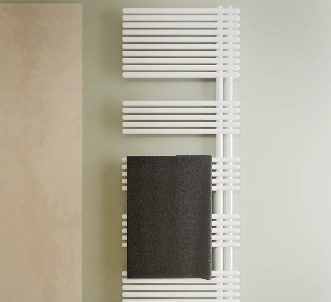 Weißer Badheizkörper mit modernem Design an einer Wand neben einem großen Fenster im Badezimmer.